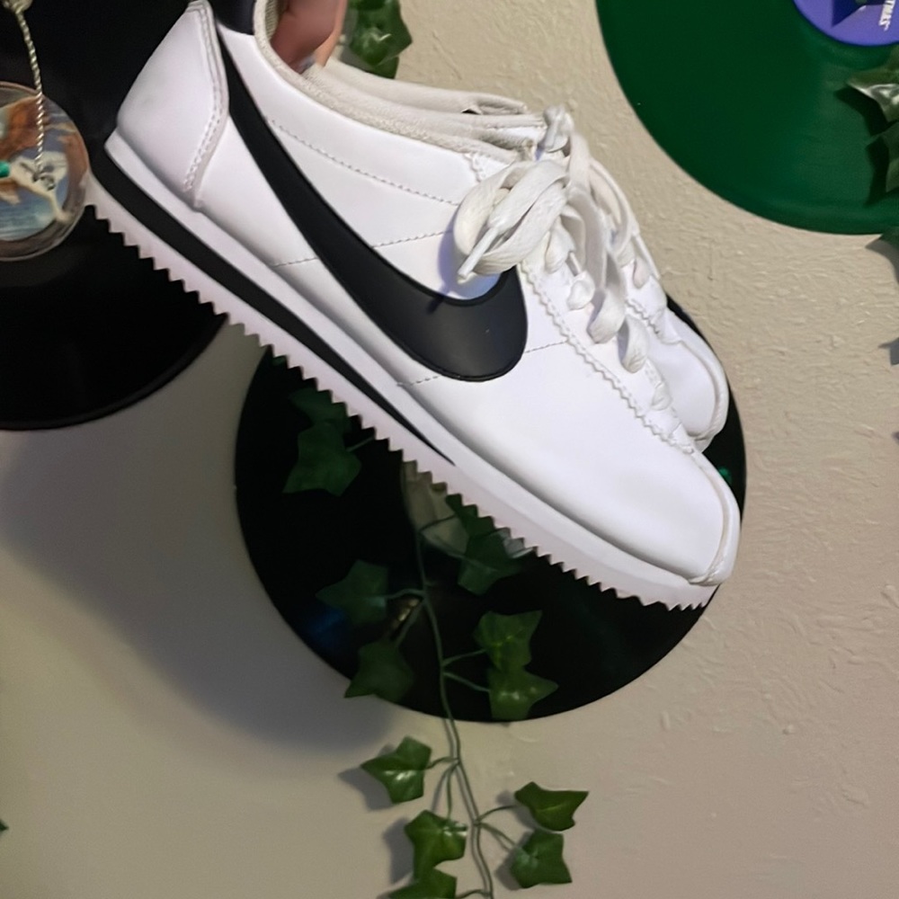 NIKE shoes !! I’m great condition barley worn!